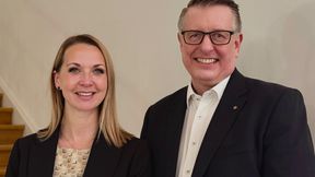 Das Kunststoff-Institut Lüdenscheid verabschiedet sich vom langjährigen Geschäftsführer, Dipl.-Ing. Thomas Eulenstein. Er hat die Verantwortung an Dipl.-Kffr. (FH) Steffi Volkenrath abgegeben, die zuvor gründlich in den neuen Job eingeführt wurde, wie es heißt. (Bild: KIMW)