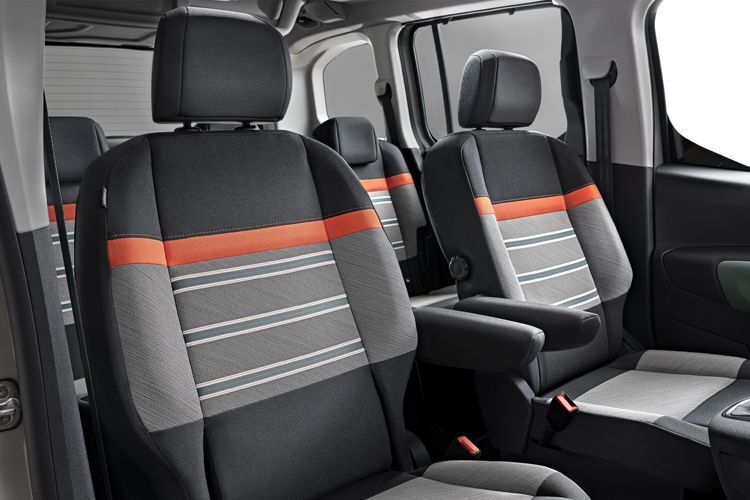 Der Beifahrersitz ist umklappbar, so ensteht ein durchgehnd flacher Boden mit einer Ladelänge von bis zu 2,70 Meter. Bei der Langversion sind es sogar 3,05 Meter. (PSA)