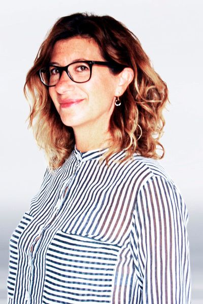 Die Designerin Francesca Sangalli leitet ab sofort das Team „Color & Trim Concept & Strategy“ bei Seat. Die 48-Jährige hat künftig wesentlichen Anteil an der Entwicklung der Strategie für neue Farben und Materialien kommender Modelle. Vor ihrem Wechsel zu Seat war sie 16 Jahre lang bei dem Mercedes-Benz Advanced Design Studio in Como tätig. Dort war sie unter anderem für Trends, Strategie und Innovation im Farb- und Materialdesign verantwortlich. Francesca Sangalli folgt auf Jordi Font, der ab sofort für die operative Umsetzung der Designstrategie verantwortlich sein wird.
Francesca Sangalli hat ihr Architekturstudium mit Schwerpunkt Industriedesign und Innenarchitektur am Polytechnikum Mailand mit Prädikatsexamen abgeschlossen. Darüber hinaus kann sie einen Abschluss in Industriedesign von der Brunel University in London vorweisen und spricht Italienisch, Englisch und Französisch. (Seat)