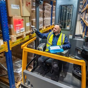 Die Unternehmensgruppe Hofmann ist auf den Transport und die Lagerung von Chemikalien und Pharmazeutika spezialisiert.(Bild:  Hofmann)