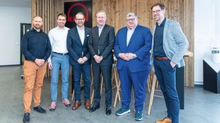 Freuen sich auf eine gemeinsame, erfolgreiche Zukunft (v. l. n. r.): Sebastian Wühr, Werkleiter Auftragsfertigung bei Kern; Matthias Fritz, Entwicklungsleiter bei Kern; Simon Eickholt, CEO bei Kern; Chris Maetzig, Vice President und General Manager «Ultra Precision Technologies» bei Ametek; Tony Ciampitti, President «Electronic Instruments Group» (Metrology & Materials Analysis) bei Ametek; Sebastian Guggenmos, COO bei Kern. (Bild: Kern Microtechnik GmbH)