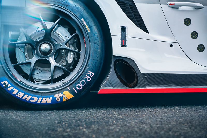 Um den Fahrern noch mehr Schutz zu bieten, wurden die aktiven und passiven Sicherheitselemente im Porsche 911 RSR überarbeitet. (Porsche)