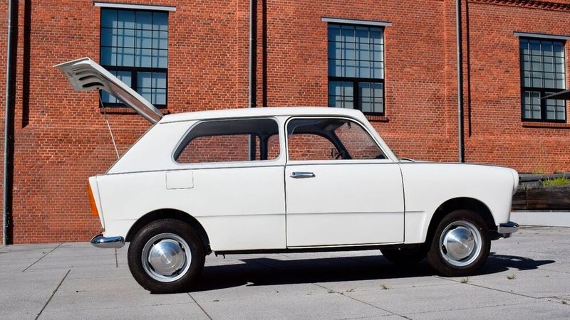 Schon äußerlich unterscheidet sich der „Spezialtrabant“ von seinen bekannten Brüdern. Seine „Vollheckkarosserie“ verfügt über ein sattes Plus von 28 Zentimetern beim Radstand. (Bild: André Meyer )