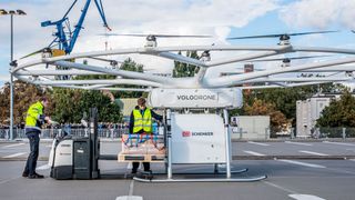 Die Lastdrohnen von Volocopter können unter anderem eine komplette Euro-Palette samt Ladung aufnehmen. (Volocopter / DB Schenker)