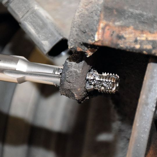 Die vordere Stufe des Helicoil-Gewindebohrers zentriert das Werkzeug lotrecht.(Bild:  Holz)