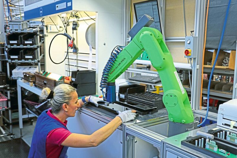 Mensch und Maschine in direkter Interaktion: So soll der Cobot eingesetzt werden.