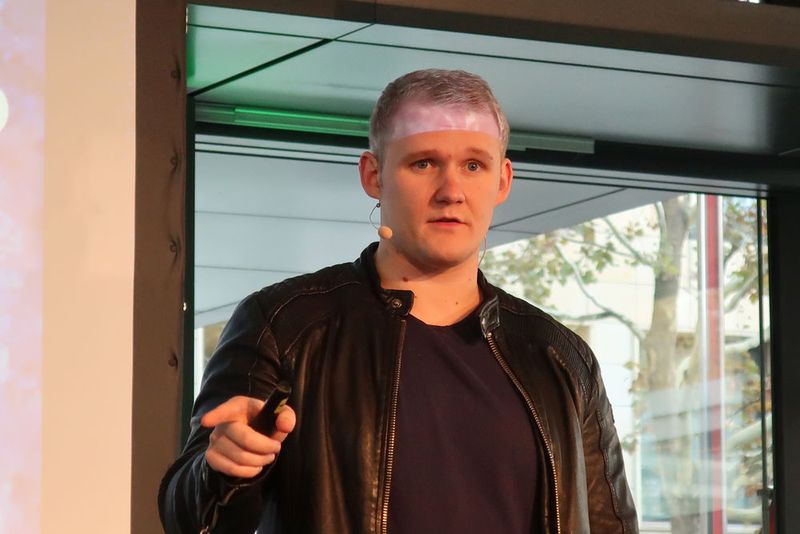 Als zweiter Redner ging Vertriebsstratege und Buchautor Dominik Multerer der Frage nach, wie man von der Problemerkennung zur tatsächlichen Problemlösung kommt. (Bild: Grimm / »kfz-betrieb«)