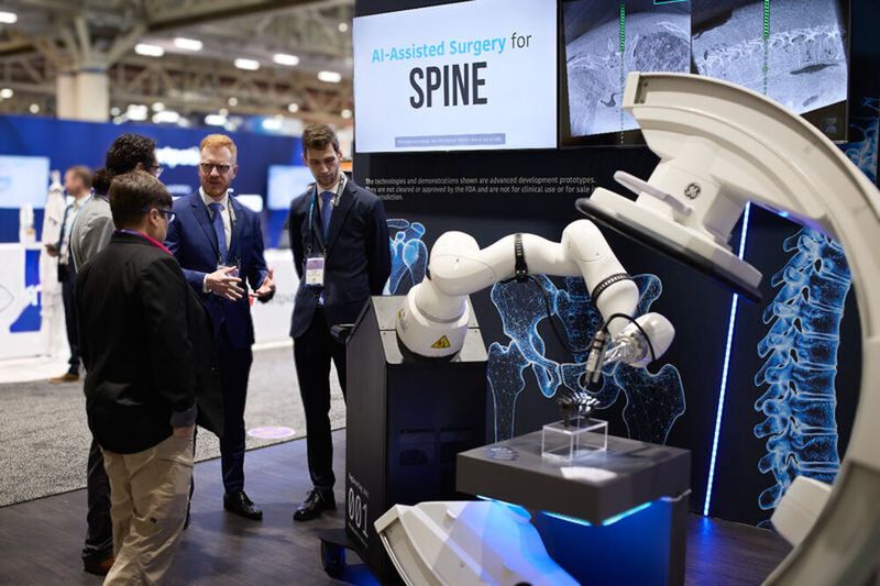 Auf der AAOS-Jahrestagung im März 2026 in New Orleans wurde das System „VELYS Trauma AI-Assisted Surgery" vorgestellt. (Bild:  Metamorphosis GmbH)