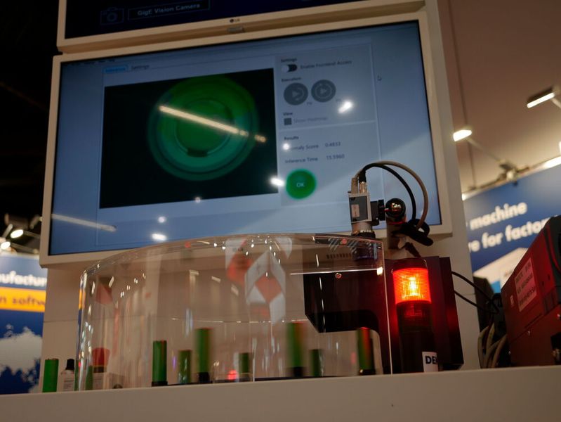 Mvtec demonstrierte in Nürnberg die Erfassungsgeschwindigkeit seiner Systeme: Unten drehten sich Batterien so schnell im Kreis, dass das menschliche Auge sie kaum noch wahrnehmen konnte. Oben auf dem Bildschirm konnten die Ergebnisse der Qualitätsprüfung gesichtet werden.  (Bild: Sandro Kipar/VCG)