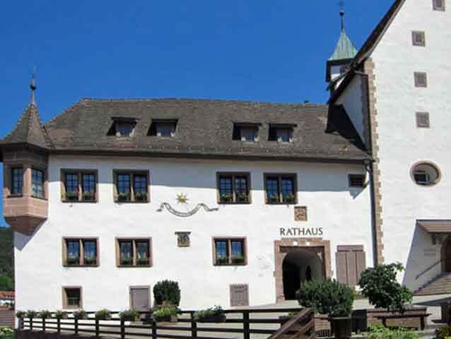 Rohrdorf ist eine Gemeinde im Landkreis Calw. Sie gehört zur Region Nordschwarzwald. Rohrdorf wurde erstmalig im Jahr 1285 urkundlich erwähnt. Ausgangspunkt der Entwicklung war die auf einem Geländevorsprung erbaute Burg (heute Rathaus) und Kirche mit einer Mühle, welche die Wasserkraft der Nagold und des Walddorfer Baches nutzte. In den Jahren 1296/1297 fasste der Johanniterorden in Rohrdorf Fuß. Die Residenz der Johanniter war die „Komturei“. Die Komturei wurde vermutlich um 1430 erbaut und war das Schloss des jeweils amtierenden Komturs. Der Komtur war ein adliger Ritter, zugleich geistlicher und weltlicher Herrscher in der Gemeinde. Rohrdorf ist Modellgemeinde im Rahmen des Entwicklungsprogramms Ländlicher Raum in Baden-Württemberg, mit dem die Attraktivität kleiner Landgemeinden gesteigert werden soll. (Gemeinde Rohrdorf)