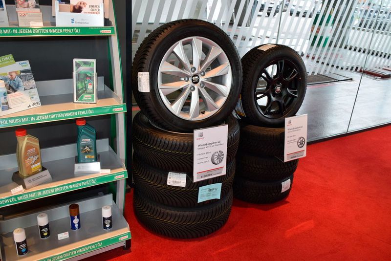 Die Niederlassung wirbt das ganze Jahr über für Winterbereifung. Die Präsentation sonstiger Zubehörartikel erfolgt übersichtilch und kompakt. (Holz/»kfz-betrieb«)