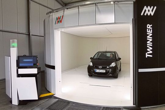 Nach Abschluss der optischen Datenerfassung steht das Auto um 180 Grad gedreht mit Front zum Einfahrtor, der Operator muss nicht rückwärts herausfahren. Nach Abschluss der optischen Datenerfassung steht das Auto um 180 Grad gedreht mit Front zum Einfahrtor, der Operator muss nicht rückwärts herausfahren.