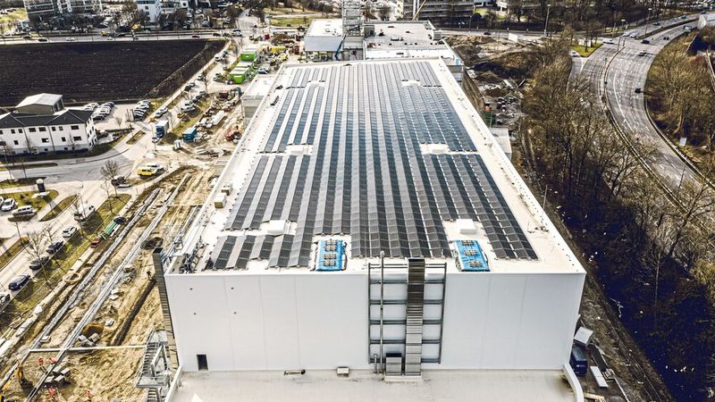 Mit dem neuen Autohaus will Reisacher Maßstäbe in Sachen Nachhaltigkeit setzen. Beispielsweise ist auf dem Dach eine riesige Photovoltaikanlage montiert. (Bild: Reisacher)