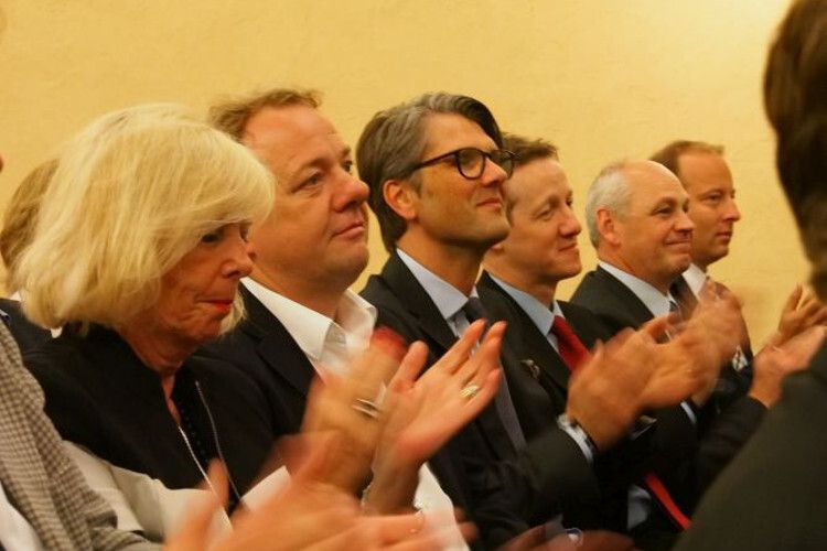 Aber auch die zweite Reihe war prominent besetzt. (Richter)