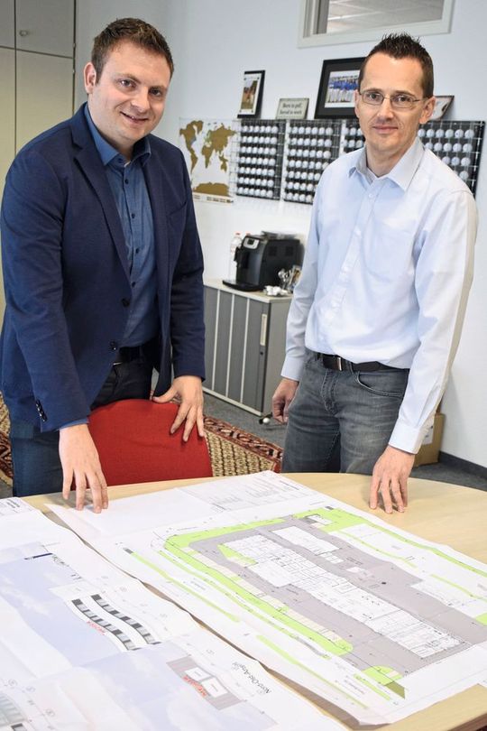 Mezger-Geschäftsführer Mirko Denzer (li.) und Andreas Verbitschi vom Bauunternehmen Glöckle planten die Werkstatt mit durchfahrbaren Boxenarbeitsplätzen. Mezger-Geschäftsführer Mirko Denzer (li.) und Andreas Verbitschi vom Bauunternehmen Glöckle planten die Werkstatt mit durchfahrbaren Boxenarbeitsplätzen.