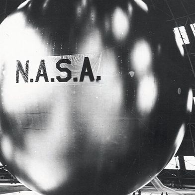 Bild 1: Der etwa 30 Meter große Ballonsatellit Echo 1 bei einem Aufblastest in einer Halle der NASA.  (Bild: NASA)