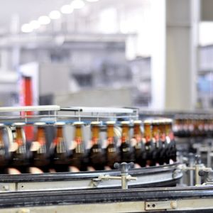 Ein Anwendungsbeispiel für besondere Antriebe sind Rotationsmaschinen zurEtikettierung oder aber auch Verschließung von Flaschen.