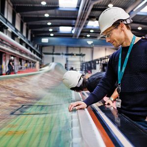Nicht nur bei der Herstellung ist menschliche Expertise gefragt. Hier prüft ein Team von Siemens die Güte eines Rotorblattes, das so gestaltet wird, dass es den Wind mit höchstmöglichem Wirkungsgrad in Strom verwandeln kann.