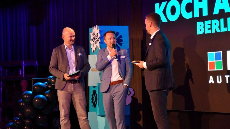 Carwow zeichnet jedes Jahr seine erfolgreichsten Partner unter Händlern und OEMs aus. Unter anderem gewann die Berliner Koch-Gruppe in der Kategorie „Performance-Champion“. (Bild: Simon – VCG)