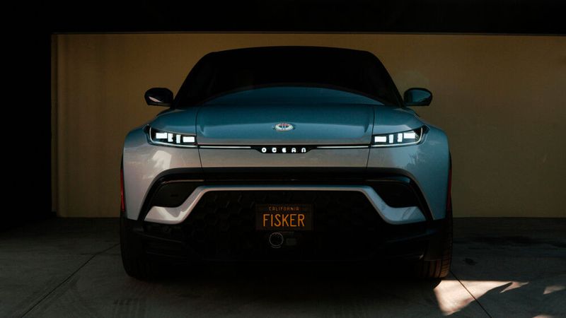 Vorne wie am Heck zeichnet sich der Ocean durch besonders schmale Leuchteinheiten aus. (Bild: Fisker)