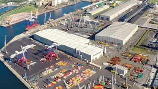 Das direkt am Überseehafen gelegene Rostocker Liebherr-Werk trägt ab 2016 stärkere Produktverantwortung innerhalb der Liebherr-Sparte Maritime Krane. (Bild: Liebherr)