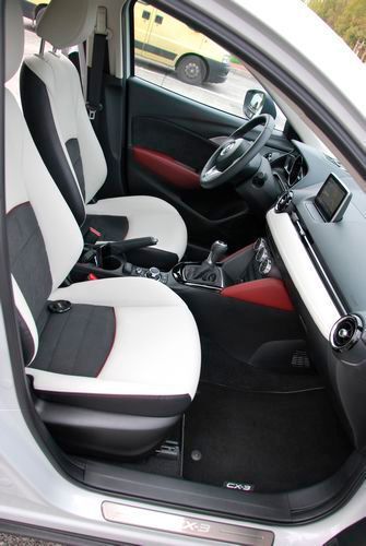 Der Einstieg ist bequem, große Menschen müssen die jedoch weit hinter die B-Säule fahren. (Foto: Holz)