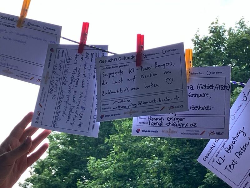 Beim SpeedDating kamen Zettelchen zum Einsatz – am Ende füllten zahlreiche Ideen, Impulse, Lösungen und Team-Gesuche die Leine. (Bild: Serina Sonsalla / Vogel IT-Medien)