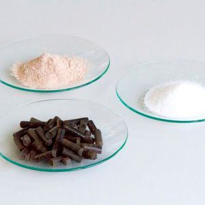 Aus Gülle und Gärresten entstehen mit dem am Fraunhofer IGB entwickelten Verfahren wertvolle Phosphordünger (hinten), Stickstoffdünger (rechts) und als Torfersatz einsetzbare Bodenverbesserer (vorne).(Bild:  Fraunhofer IGB)
