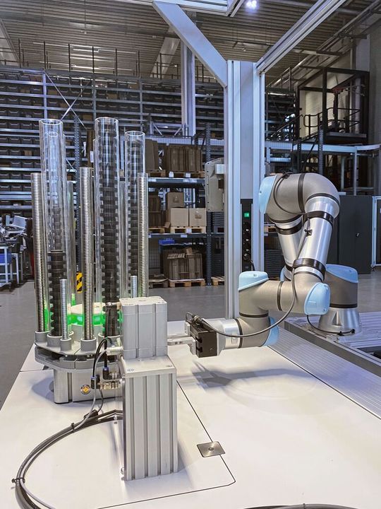 Um Mitarbeiter in der Kleinteilemontage zu entlasten, entschied sich Item für den Einsatz eines Cobots, von der Belegschaft Cobra20 getauft. Um Mitarbeiter in der Kleinteilemontage zu entlasten, entschied sich Item für den Einsatz eines Cobots, von der Belegschaft Cobra20 getauft.