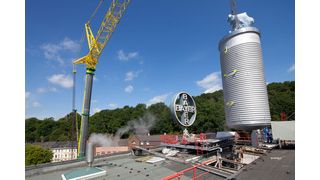 Der neue 80-Kubikmeter-Fermenter zur Produktion des Wirkstoffs Acarbose wird über das Dach in das Produktionsgebäude eingelassen.  (Bild: Bayer)