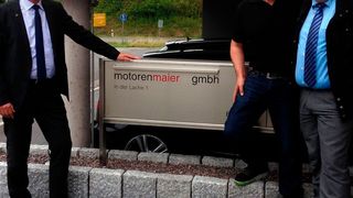 Olaf Donner (links) und Johannes Sodermanns (rechts) von Bonfiglioli Vectron MDS mit Andreas Maier (Mitte) nach der Vertragsunterzeichnung vor der Firmenzentrale von motorenmaier in Villingen-Schwenningen (Bild: Bonfiglioli/Motorenmaier)