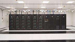 Der KI-Supercomputer von Phoeniqs ist für die Ausführung, das Training und die Orchestrierung komplexer KI-Modelle, wie Large Language Models, im industriellen Umfeld optimiert. Er kombiniert High-Performance-Computing mit kompromissloser Datensicherheit. (Bild: Phoeniqs)