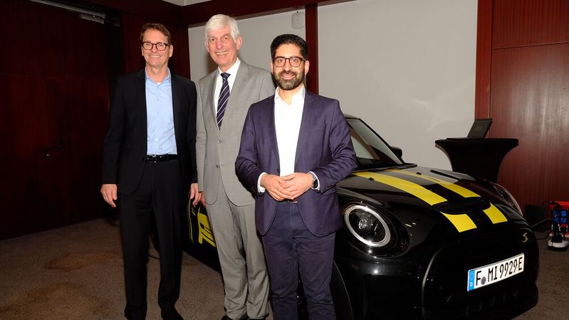 Stehen für einen guten Austausch und ein Miteinander: (v. l.) der Landeshauptgeschäftsführer Joachim Kuhn, Michael Kraft, Präsident des Kfz-Gewerbes Hessen, und Kaweh Mansoori, stellvertretender Ministerpräsident Hessen(Bild:  Holger Zietz - VCG)