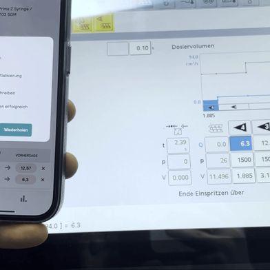 Durch einen Live-Abgleich werden die realen Daten während der Produktion mit dem digitalen Ideal abgeglichen. Abweichungen werden also sofort sichtbar. Die KI agiert quasi als „virtueller Maschineneinsteller“. (Bild: plus10 GmbH)
