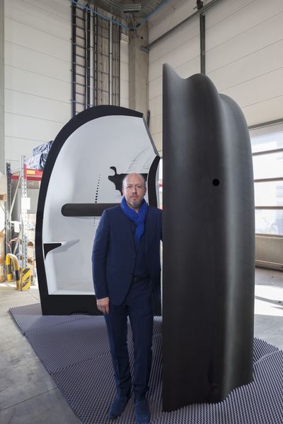 Architekt Prof. Peter Eber mit dem von ihm entworfenen Haus aus dem 3D-Drucker. Gedruckt wurde es bei Voxeljet in Friedberg. (Bild: Voxeljet)