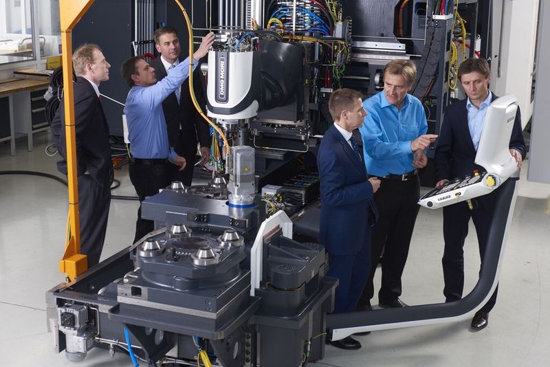 Aufbauend auf ein konkretes Investitionsprojekt entwickeln Experten von Schaeffler und Deckel Maho Pfronten ein Maschinenkonzept „Werkzeugmaschine 4.0“, das vom Sensor bis in die Cloud bestehende Technik mit neuen digitalisierten Komponenten vernetzt und einen konkreten Schritt in Richtung digitalisierte Produktion darstellt. (Bild: kuhnleknoedler fotodesign)