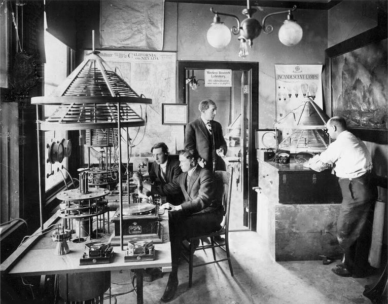 Foto von Charles Herrolds Radiolabor in San Jose, Kalifornien, um 1912. Herrold steht in der Tür. (Bild: Wikipedia)