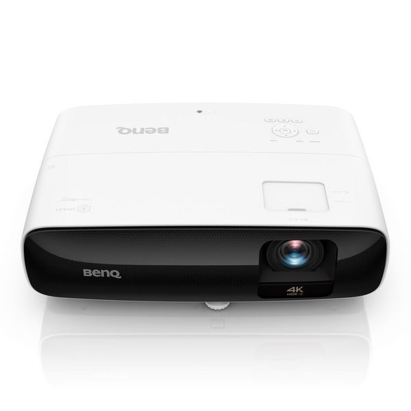 Der Benq T810 ist ein DLP-Beamer mit 4-Segment-Farbrad und 4K-Auflösung. Die Projektionslampe soll im Normalmodus 4.000 Stunden und im SmartEco-Modus 10.000 Stunden halten. (Benq)
