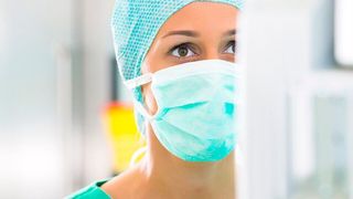 Mit seinen Projektpartnern hat sich das Fraunhofer IPT das Ziel gesteckt, in nur vier Wochen eine Produktionsanlage für MNS-Masken aufzubauen. (PantherMedia / Kzenon )