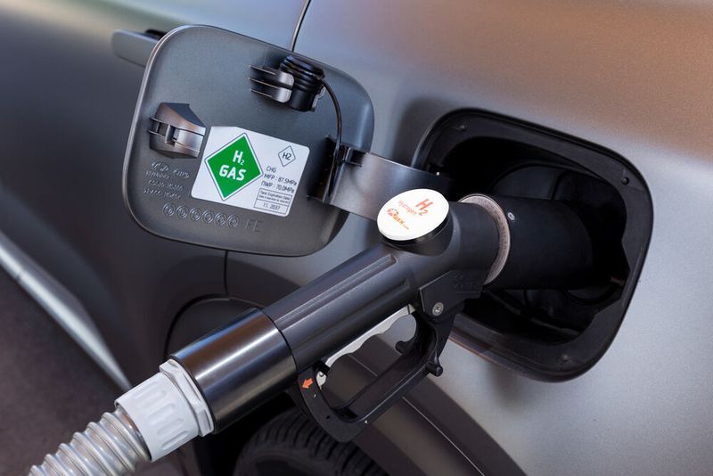 Der Nexo braucht etwa fünf Minuten für einen Tankvorgang. Das dauert zwar etwas länger als das Betanken eines Benziners oder Diesels, ist aber im Vergleich zu batterieelektrischen Autos ein großer Vorteil. (Hyundai)