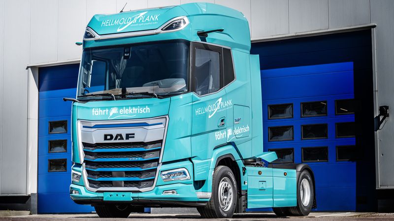 Den ersten E-Lkw aus der Serienfertigung nutzt das Logistikunternehmen Hellmold & Plank.(Bild:  DAF Trucks)