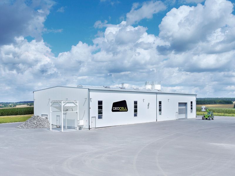 Individuelle Ausführung einer Stahlhalle von Losberger mit den Abmessungen 20 m x 48 m. Die Traufhöhe beträgt 8 m. (Bild: Losberger)