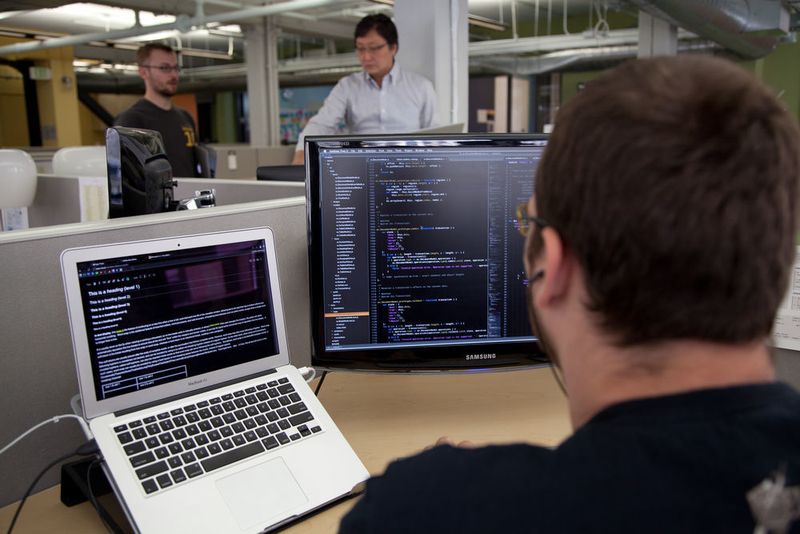Softwareingenieure: Sie sind Programmierer und Planer in einem – und das in nahezu jeder Branche. In einer digitalisierten Wirtschaft besetzen sie eine Vielzahl an Einsatzfeldern. Dafür gibt es im Schnitt 4.219 EUR im Monat. (Wikimedia Commons)