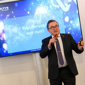 Stefan Bolleininger, Consultys Medical, hatte dem Tag in seiner Keynote eine bewusst zugespitzte These vorangestellt: Nicht die Regulierung sei der eigentliche Innovationskiller, sondern schlechte Prozesse.(Bild:  Stefan Stark/Koala Agentur)