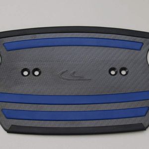 Oberflächenreibung erhöht: Um ein Ausrutschen zu verhindern, wurde die Trittplatte partiell mit Kautschuk versehen. Bild: Wethje Kunstofftechnik