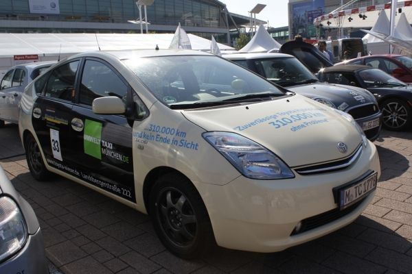 Bertha Benz Challenge 2012, 1. Tag: Präsentation der teilnehmenden Fahrzeuge auf dem Freigelände der Frankfurter Messe. Mit dabei dieses Prius 2 Hybrid-Taxi des Münchner TAXI Center Ostbahnhof (TCO). (Ulrich Steinlechner)