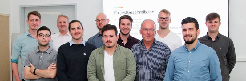 Im Rahmen eines Projekts analysierten Studierende der Hochschule Pforzheim, Mithilfe von Data Science, die Steuerungs- und Fehlerdaten eines Unternehmens. Unterstützung erhielten sie vom Pforzheimer Professor Dr. Joachim Schuler (4.v.r.).(Bild:  Hochschule Pforzheim)