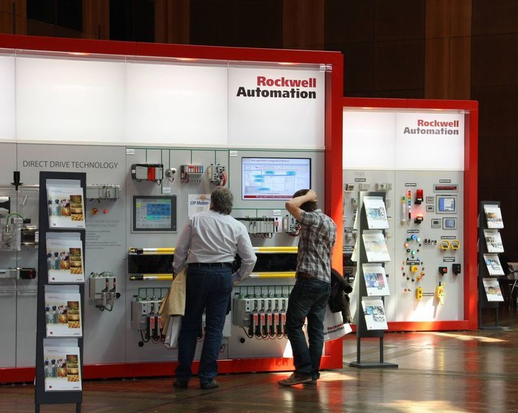 Auf 1000 m² Austellungsfläche wurden neue Produkte wie der Servoantrieb Kinetix 300 und die Comapct Guard Logix vorgestellt. (Archiv: Vogel Business Media)