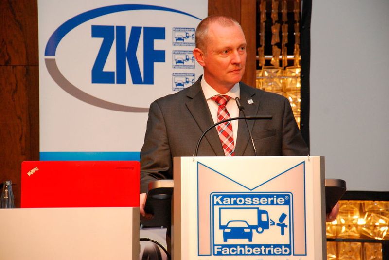 ZKF-Präsident Peter Börner begrüßte die knapp 400 Teilnehmer am ZKF-Branchentreff in Wolfsburg. (Wenz)