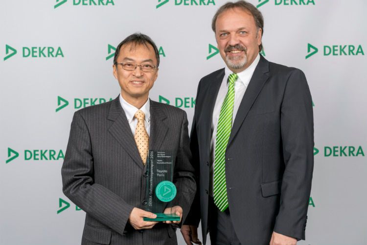 Die Bestwertung für den Toyota Yaris in der Kleinwagenklasse nahm Masaki Hosoe (li.), Chairman der Toyota Deutschland, von Erik Wakolbinger (re.), Director Sales der Dekra SE, in Empfang. (Foto: Schwickal)